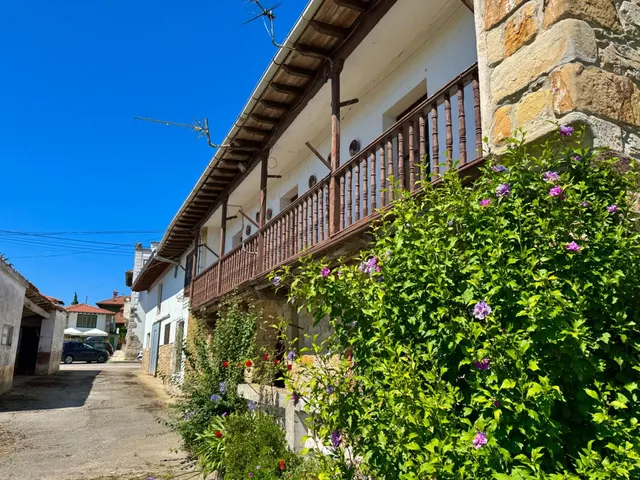 CONJUNTO DE EDIFICACIONES CON TERRENO URBANO EN LA REVILLA. — 11