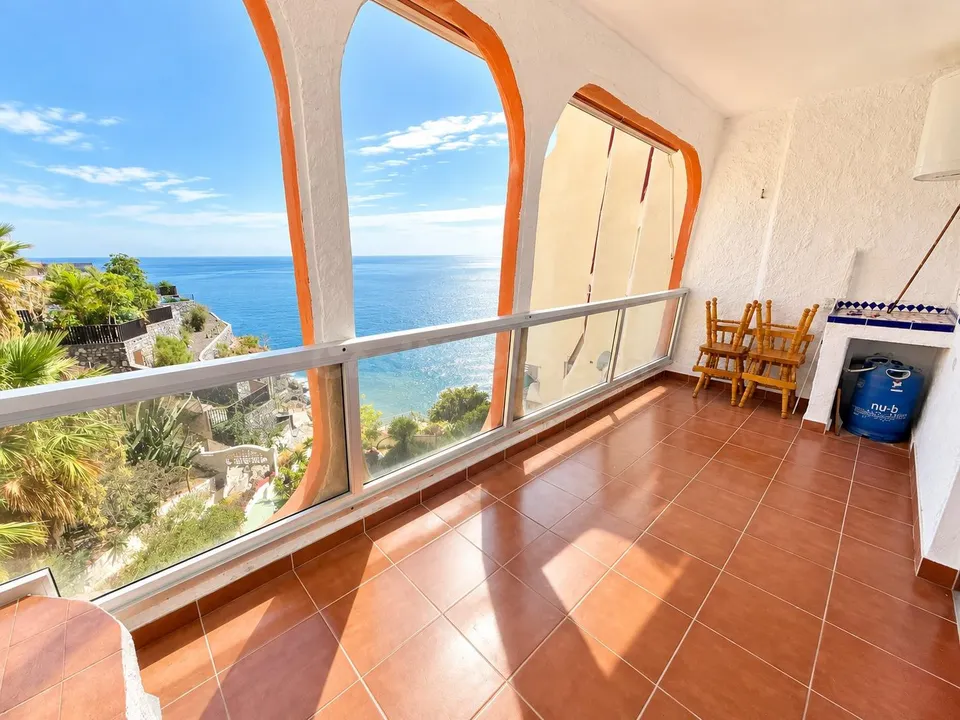 ## Espectacular apartamento en primera línea de mar con impresionantes vistas y acceso directo a la playa