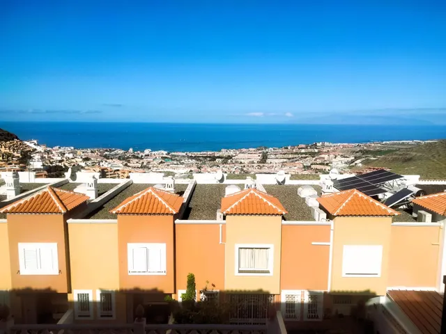 Amplio Adosado de 2 dormitorios en Roque del Conde - foto 3