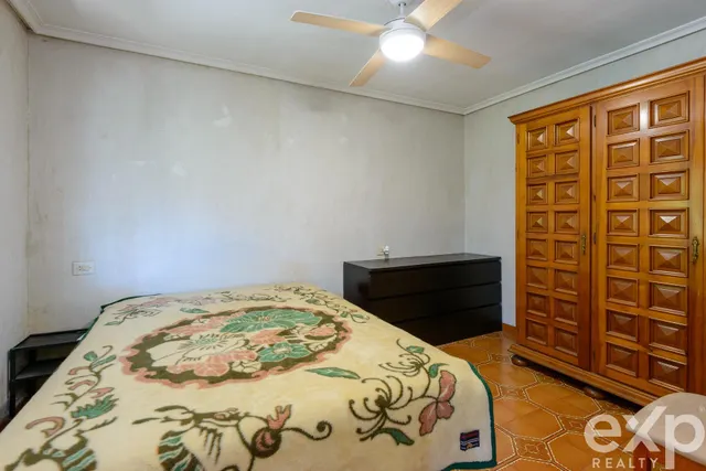 Casa con finca de 4.749 m2, cochera y granero en san martín del rey aurelio — 18