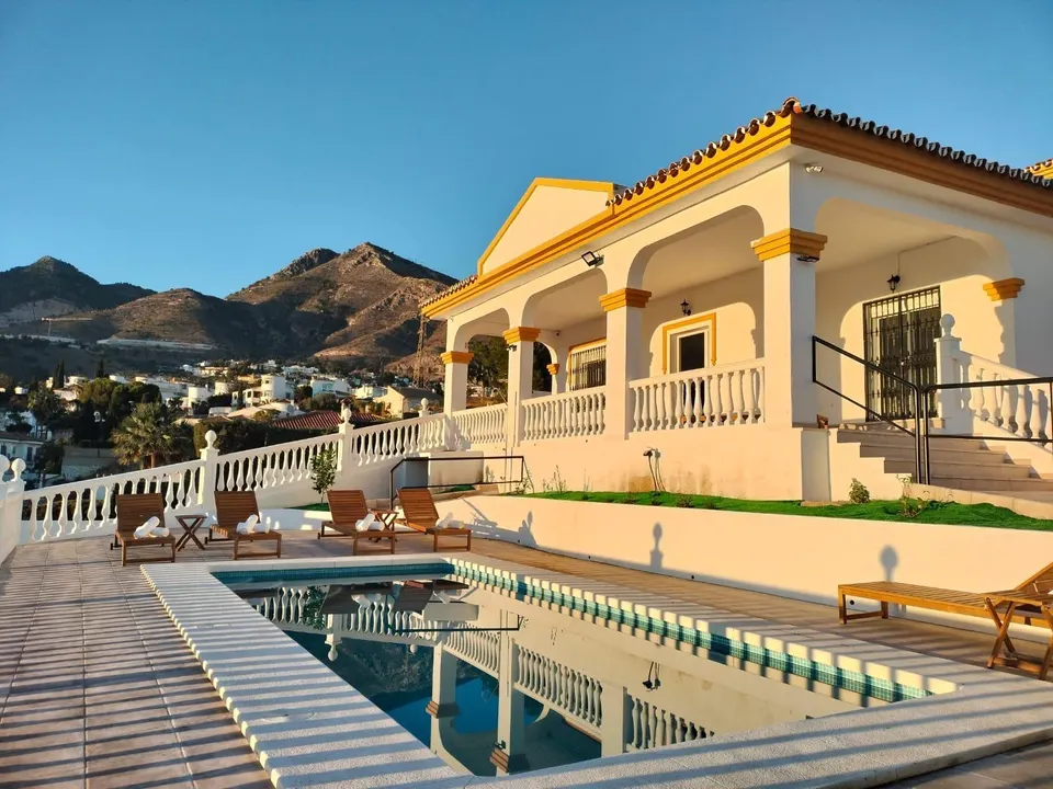 EXCLUSIVA VILLA EN MONTEALTO !!!