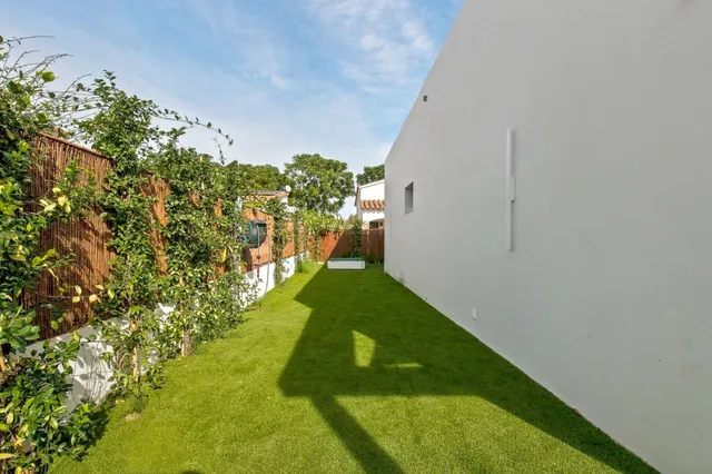 Exclusiva villa de diseño moderno con piscina privada, jardín, garaje y domótica avanzada — 11