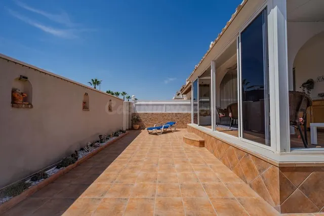 Preciosa casa adosada con piscina privada y solárium en Loma - foto 5
