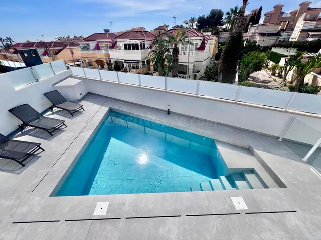 Villa de 5 dormitorios y 4 baños en San Miguel de Salinas (Alicante) — 41