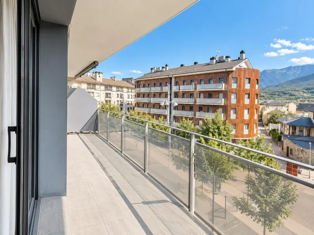 Piso de 3 habitaciones con terrazas, parking y trastero en e