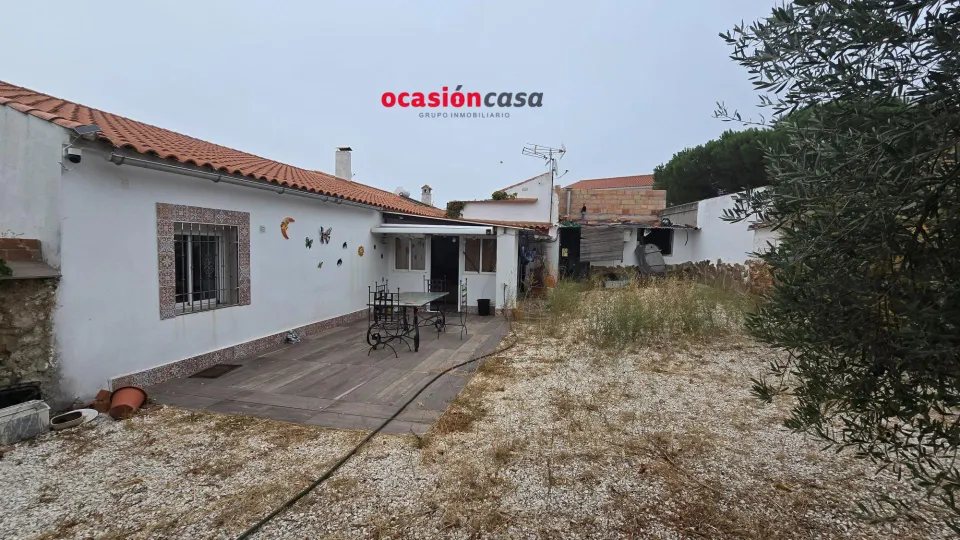 CASA CON PATIO AMPLIO A LA VENTA