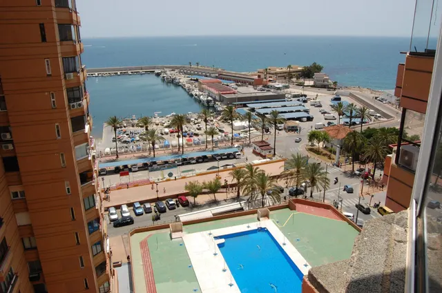 PISO EN VENTA EN FUENGIROLA, FRENTE AL PUERTO DEPORTIVO — 22