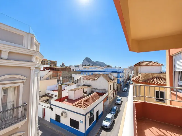 AMPLITUD, LUZ Y VISTAS AL PEÑÓN EN PLENO CENTRO DE LA LÍNEA