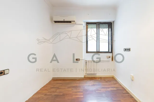 Piso a la venta junto a la plaza del ayuntamiento — 45