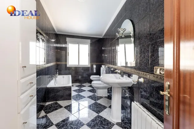 Amplio Chalet con piscina, pista deportiva y vistas en Ogíjares. — 21