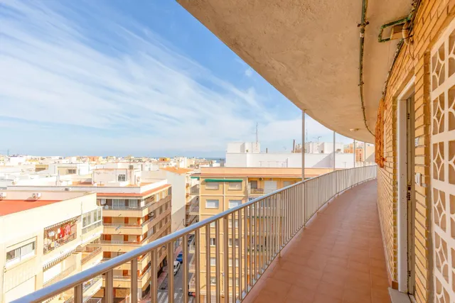 Apartamento en venta en Torrevieja, ubicado en la zona de La Loma, a pocos minutos a pie de la Playa del Cura. Primera línea de mar! — 4