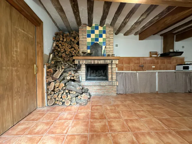 Vivienda con bodega equipada y local comercial independiente - foto 2