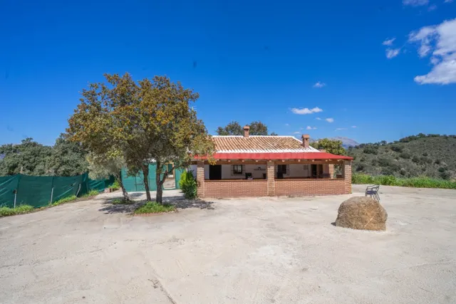 CASA RÚSTICA EN LOS MONTES DE MÁLAGA CON 150000 M2 DE TERREN - foto 2