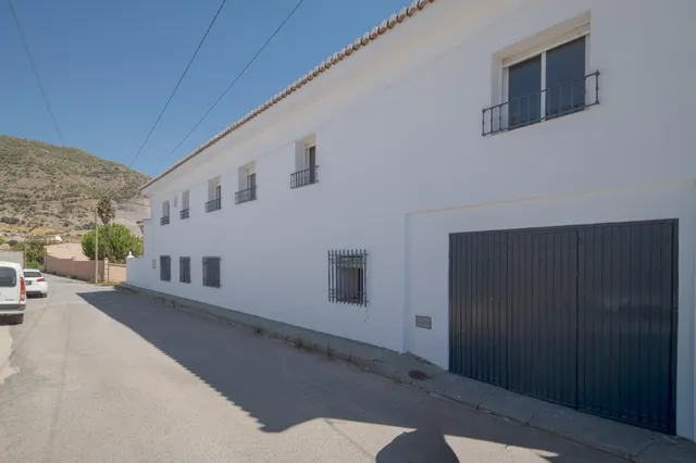 GRAN PARCELA CON VIVIENDA UNIFAMILIAR, 3 APARTAMENTOS, PISCINA Y VISTAS PANORÁMICAS EN PADUL (GRANADA) — 1.430 m2 DE TERRENO — 6