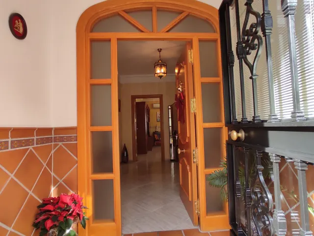 CASA EN UNA PLANTA !! Tres dormitorios, dos baños, patio, cochera. — 18