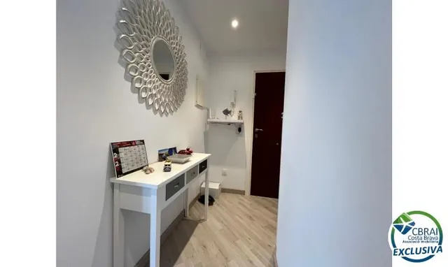 Bonito y moderno piso con vistas al canal y amarre de 2,5 x 5 m en Port Emporda, cerca de la playa y del centro de Empur — 9
