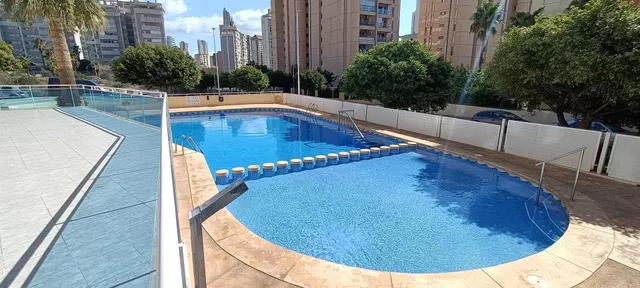 ¡OPORTUNIDAD! APARTAMENTO DE 2 DORMITORIOS Y 2 BAÑOS CON GRAN TERRAZA, BALCÓN Y PISCINA CERCA DEL MAR — 28