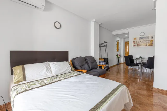 Estudio en Torrevieja con piscina comunitaria — 13