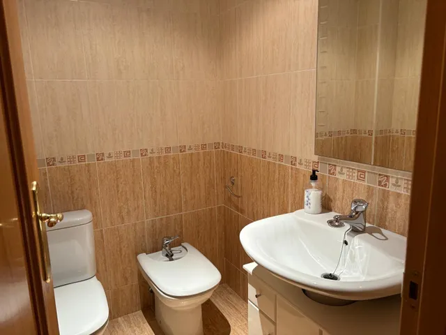 Se vende apartametamento seminuevo en el centro de Valencia de Don Juan, amueblado y equipado, cocina, salón, 2 hab., baño, aseo, ascensor, trastero y plaza de garaje — 11