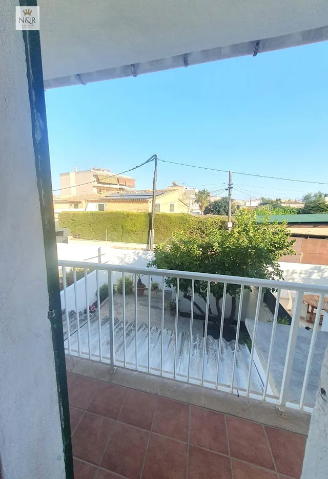 CASA ADOSADA CON TERRAZA Y PARKING EXTERIOR EN PALMA - foto 2