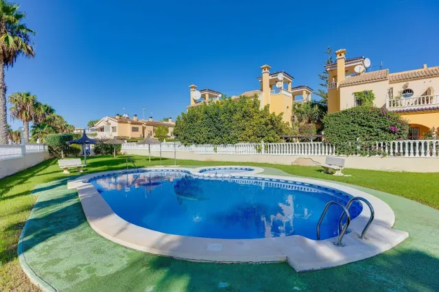Bungalow en planta baja con amplio jardín privado y aparcamiento en Cabo Roig — 16