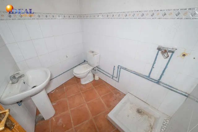 Amplio Local Comercial en Monachil - Oportunidad Única — 28