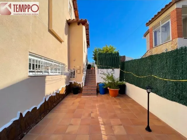 Chalet independiente con piscina privada, 5 dormitorios y placas solares en parcela de 450 m2 — 38