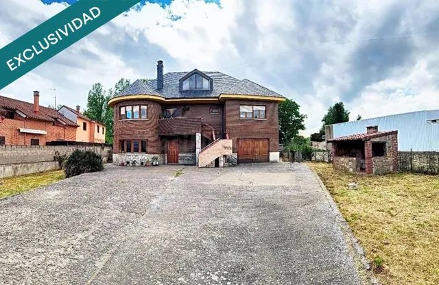 CASA UNIFAMILIAR con JARDÍN y Local en C/La Puente - Azadino - foto 2