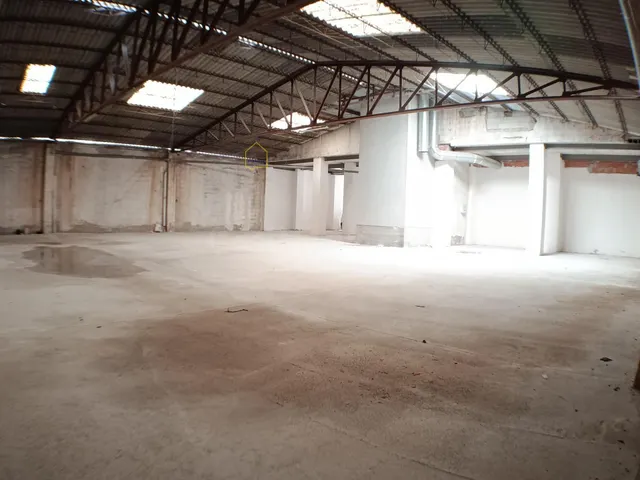 Nave industrial, de grandes dimensiones, en el centro de Lor