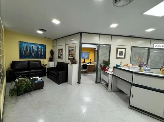 SE VENDE O ALQUILA OFICINA EN PLENO ENSANCHE DE 9 DESPACHOS Y 6 estaciones DE TRABAJO — 2