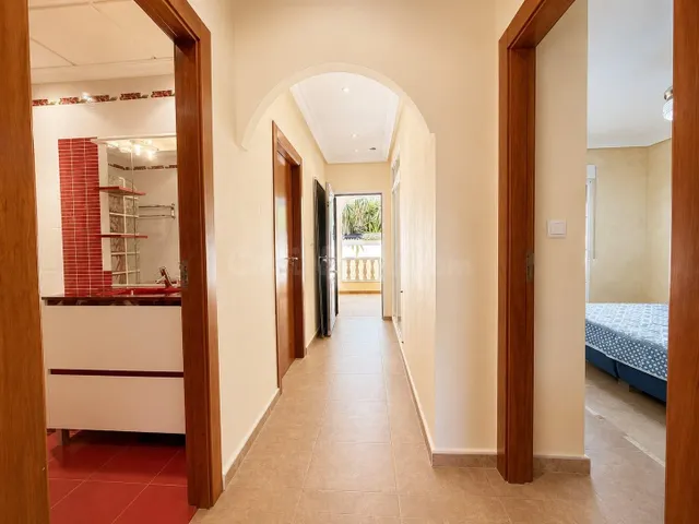 Villa independiente con piscina privada y 6 dormitorios junto a la Laguna Rosa de Torrevieja — 23