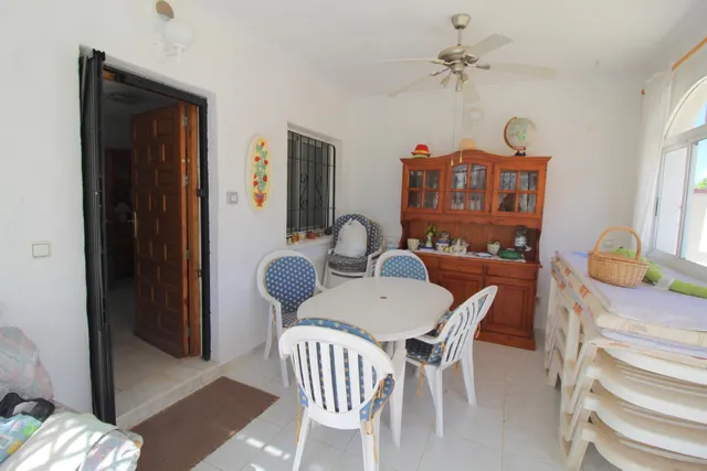 Chalet independiente con piscina privada, jardín y garaje en El Chaparral, Torrevieja — 7