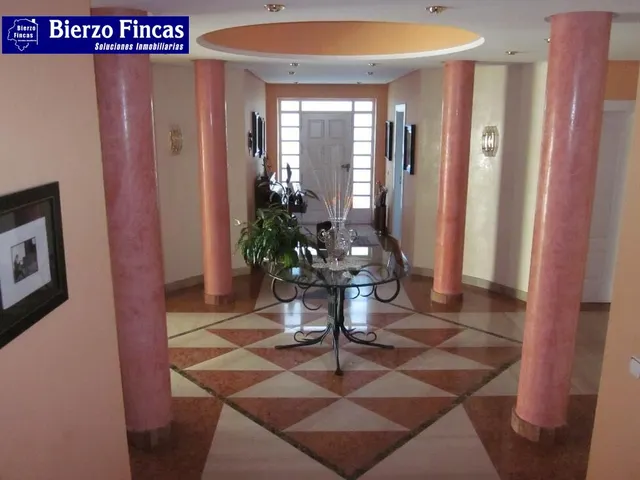 ESPECTACULAR CHALET EN LAS LOMAS — 2