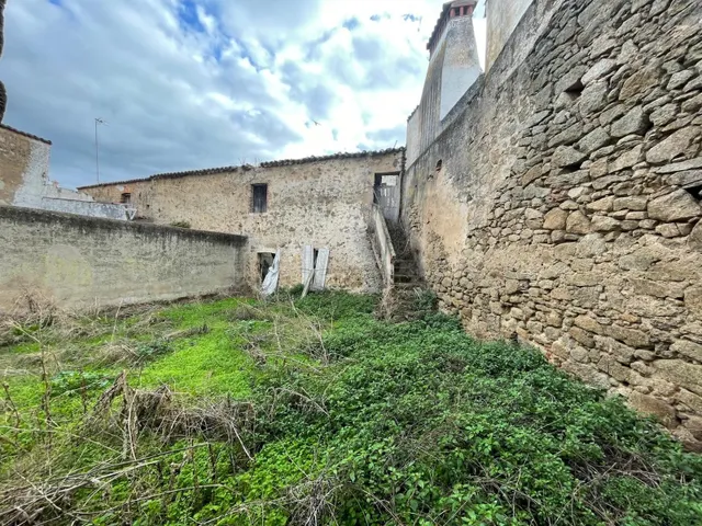 CASA PARA REFORMAR CON GRAN PATIO EN ARROYO DE LA LUZ - foto 2
