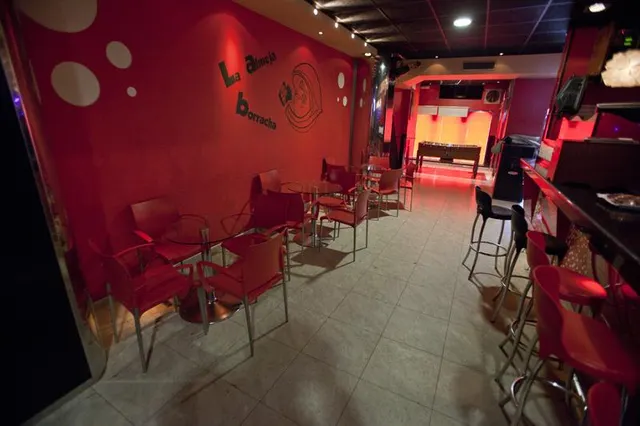 Pub en pleno funcionamiento en venta en Quintanar del Rey. — 17