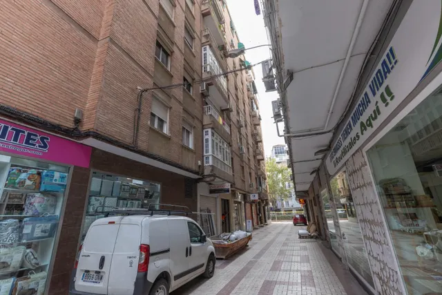 Piso de 3 dormitorios en calle milán, zaidín | muy luminoso y con gran potencial — 31