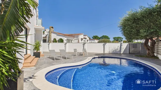 Casa moderna con cuatro habitaciones, piscina y garaje — 36