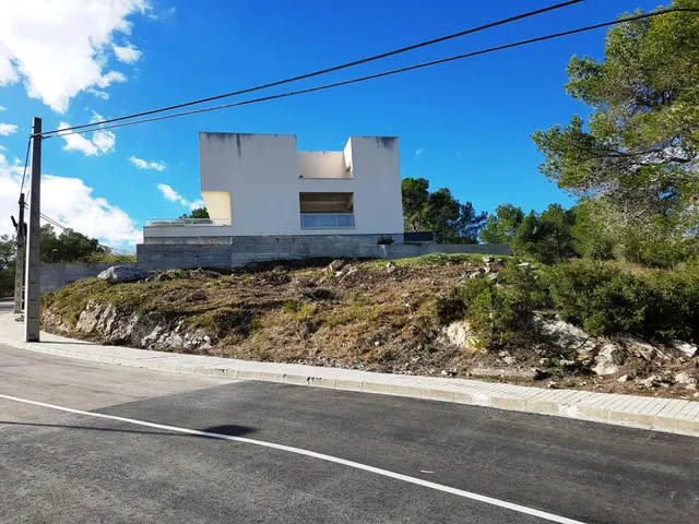 Terreno en Canyelles en esquina,  soleado y con vistas panorámicas. — 3