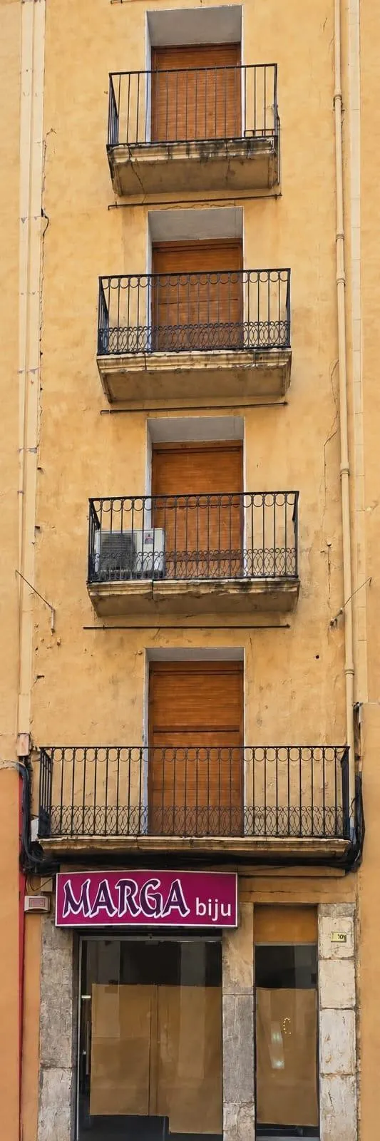 Edificio en venta en pleno centro de Tortosa: local acondicionado, división horizontal y terrado con vistas — 2