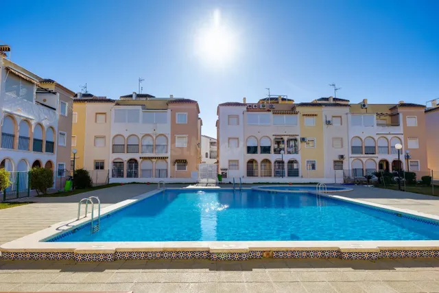 Apartamento de 2 dormitorios y 1 baño en Torrevieja (los naufragos) — 4
