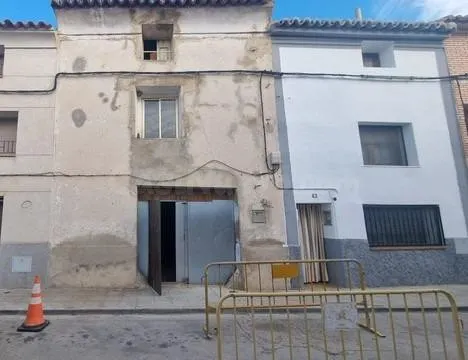 Casa para reforma integral en Calle Muntadas. Lumpiaque