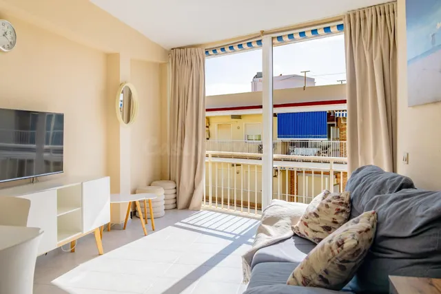 LUMINOSO APARTAMENTO CON VISTAS AL MAR A LA PLAYA DE DAIMÚS. — 2