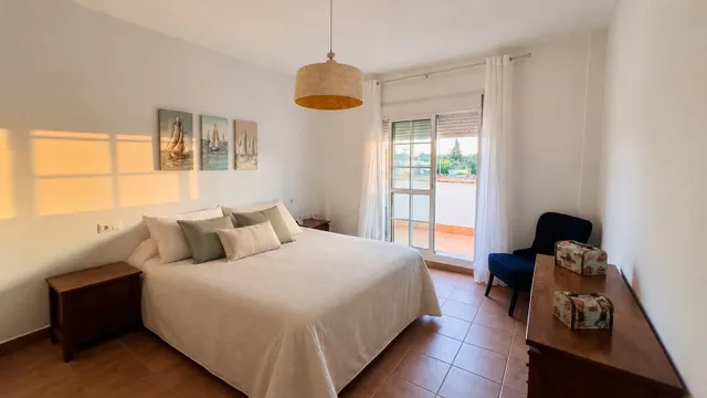 Chalet independiente con piscina, jardín y aparcamiento privado — 27