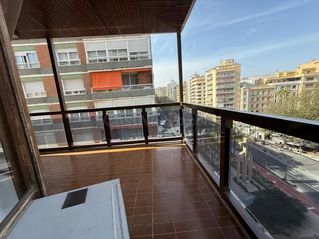 Piso en el centro de Alicante – Amplio, luminoso y con vista - foto 3