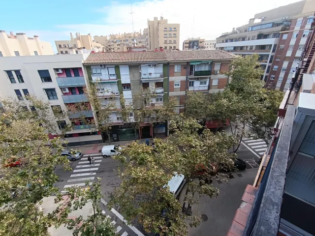 Piso de 65m2. Distribuido en tres dormitorios, salón con terraza, cocina con galería y baño — 4