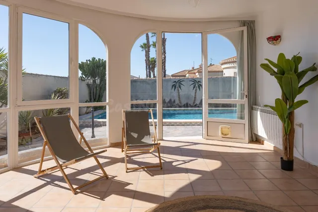 Maravillosa villa de una sola planta (aprox. 161 m2) con gra - foto 2