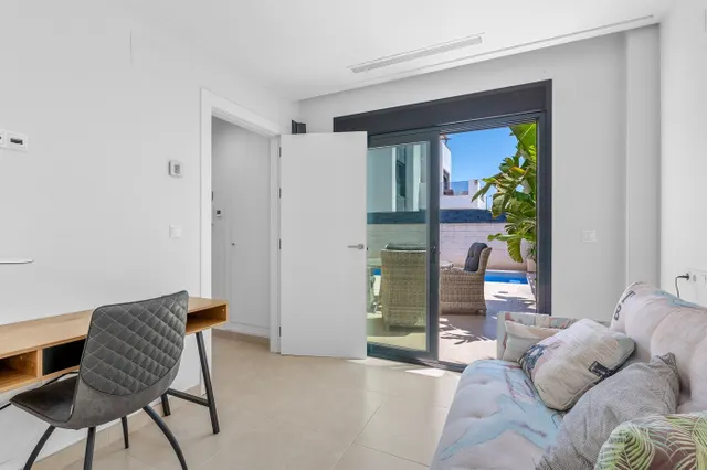 Villa moderna con piscina privada, 3 dormitorios y 3 baños. — 19