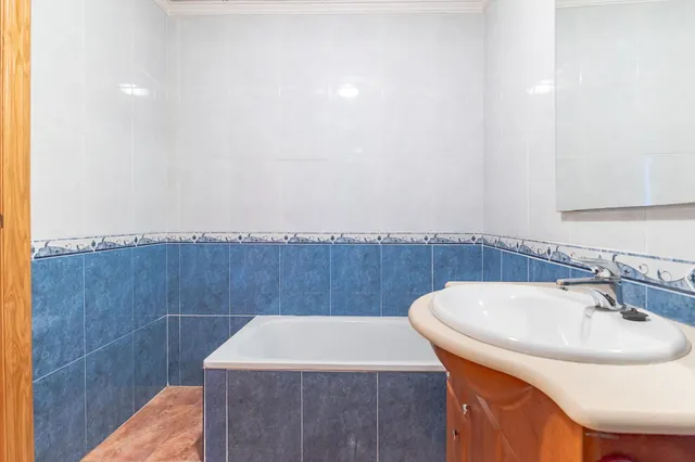 FINCA CON POSIBILIDAD DE DOS PISOS PARA RENTABILIDAD! — 27