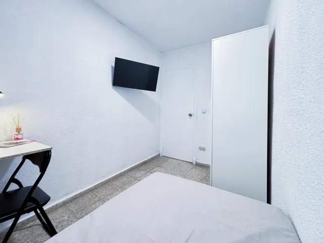 **Piso totalmente reformado de cuatro habitaciones y un baño** — 20