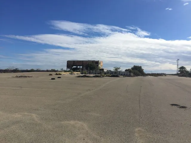 Parcela de terreno asfaltada con construcción, vista desde c - foto 2
